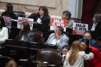 Los diputados del Frente de Izquierda asistieron a la sesión con carteles en contra del Gobierno