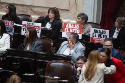 Los diputados del Frente de Izquierda asistieron a la sesión con carteles en contra del Gobierno