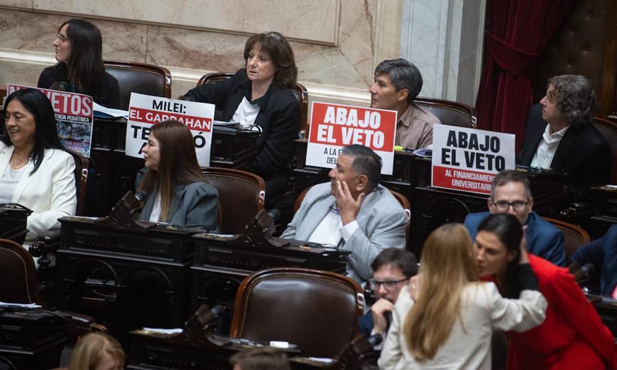 Los diputados del Frente de Izquierda asistieron a la sesión con carteles en contra del Gobierno