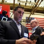 El riesgo país se ubica en 1023 puntos, mientras los bonos y las acciones argentinas en Wall Street suben 2%