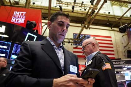 El riesgo país se ubica en 1023 puntos, mientras los bonos y las acciones argentinas en Wall Street suben 2%