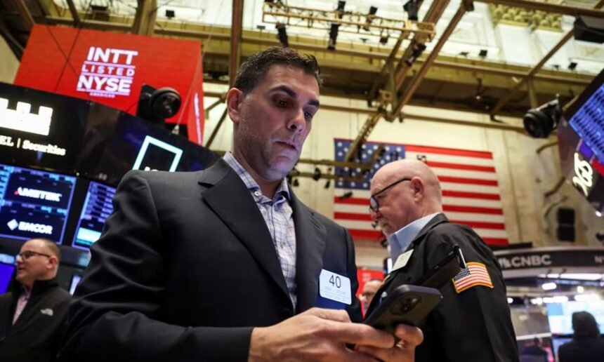 El riesgo país se ubica en 1023 puntos, mientras los bonos y las acciones argentinas en Wall Street suben 2%
