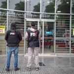 Personal de la PDI inspecciona una de las firmas allanadas en el marco de una causa por presunta defraudación a la administración pública.