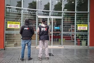 Personal de la PDI inspecciona una de las firmas allanadas en el marco de una causa por presunta defraudación a la administración pública.