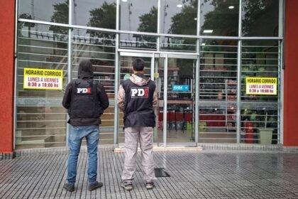 Personal de la PDI inspecciona una de las firmas allanadas en el marco de una causa por presunta defraudación a la administración pública.