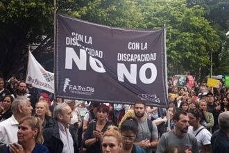 Manifestación frente a la sede de la Agencia Nacional de Discapacidad, en Buenos Aires.