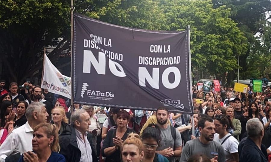 Manifestación frente a la sede de la Agencia Nacional de Discapacidad, en Buenos Aires.