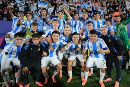 Jugadores de la Selección Argentina Sub 20 celebran la victoria ante Colombia que les dio el pase a la final del Mundial. Foto de archivo.