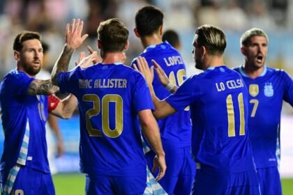 Jugadores de la Selección Argentina celebran un gol durante un amistoso internacional. Foto de archivo / CFIN.