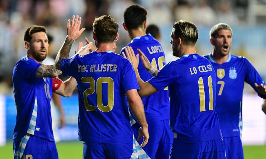 Jugadores de la Selección Argentina celebran un gol durante un amistoso internacional. Foto de archivo / CFIN.