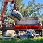 Operativo de compactación de vehículos en un predio policial de la provincia de Santa Fe, en el marco del plan provincial de reordenamiento y gestión ambiental.