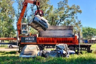 Operativo de compactación de vehículos en un predio policial de la provincia de Santa Fe, en el marco del plan provincial de reordenamiento y gestión ambiental.