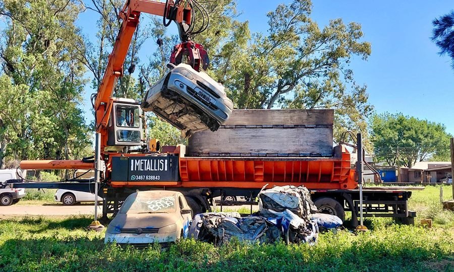 Operativo de compactación de vehículos en un predio policial de la provincia de Santa Fe, en el marco del plan provincial de reordenamiento y gestión ambiental.