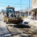 Tareas de bacheo y repavimentación en el macrocentro de la ciudad, como parte del plan de reconstrucción vial municipal.