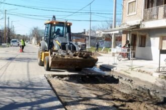 Tareas de bacheo y repavimentación en el macrocentro de la ciudad, como parte del plan de reconstrucción vial municipal.