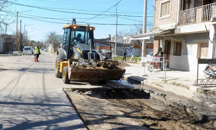 Tareas de bacheo y repavimentación en el macrocentro de la ciudad, como parte del plan de reconstrucción vial municipal.