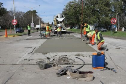 Trabajadores realizan tareas de demolición y reconstrucción de losas de hormigón en los accesos al Túnel Subfluvial, como parte de la obra de recuperación vial.