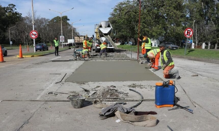 Trabajadores realizan tareas de demolición y reconstrucción de losas de hormigón en los accesos al Túnel Subfluvial, como parte de la obra de recuperación vial.
