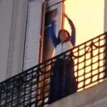 Cristina Fernández de Kirchner saluda desde el balcón de su casa en Recoleta tras conocerse los resultados de las elecciones legislativas 2025.