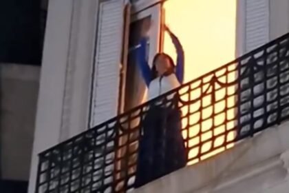 Cristina Fernández de Kirchner saluda desde el balcón de su casa en Recoleta tras conocerse los resultados de las elecciones legislativas 2025.