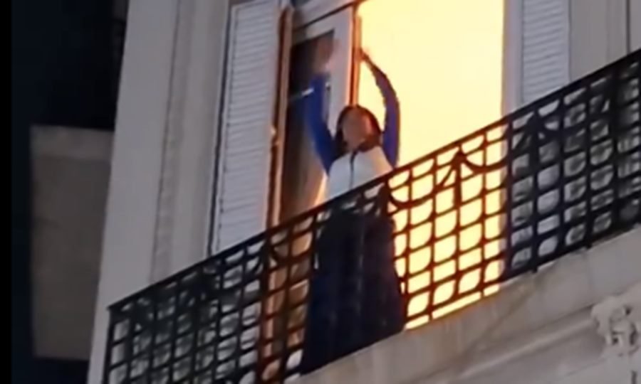 Cristina Fernández de Kirchner saluda desde el balcón de su casa en Recoleta tras conocerse los resultados de las elecciones legislativas 2025.