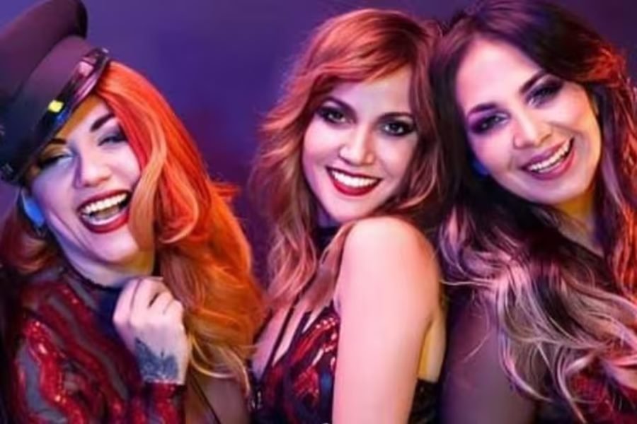 Lourdes Fernández, Valeria Gastaldi y Lissa Vera, integrantes del grupo Bandana, durante una de sus presentaciones en conjunto, símbolo de una etapa icónica del pop argentino.