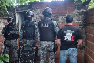 Efectivos de la Policía de Investigaciones durante un operativo en la ciudad de Rosario (foto de archivo).