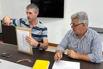 Autoridades municipales durante el acto de apertura de sobres para la licitación de las obras de desagües cloacales en Barranquitas Sur, realizado en la sede de la Secretaría de Desarrollo Urbano y Gestión Hídrica de Santa Fe.