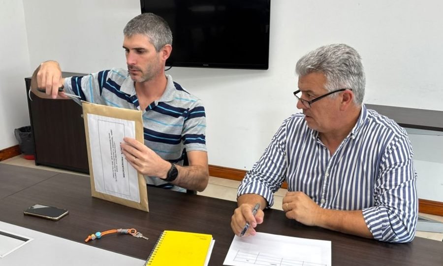 Autoridades municipales durante el acto de apertura de sobres para la licitación de las obras de desagües cloacales en Barranquitas Sur, realizado en la sede de la Secretaría de Desarrollo Urbano y Gestión Hídrica de Santa Fe.