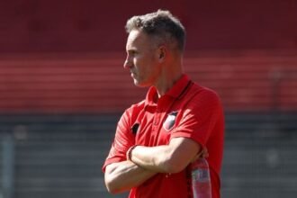 Lucas Bernardi, exjugador y actual entrenador, en una práctica con Newell’s Old Boys durante su etapa al frente del equipo rosarino.