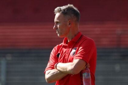 Lucas Bernardi, exjugador y actual entrenador, en una práctica con Newell’s Old Boys durante su etapa al frente del equipo rosarino.