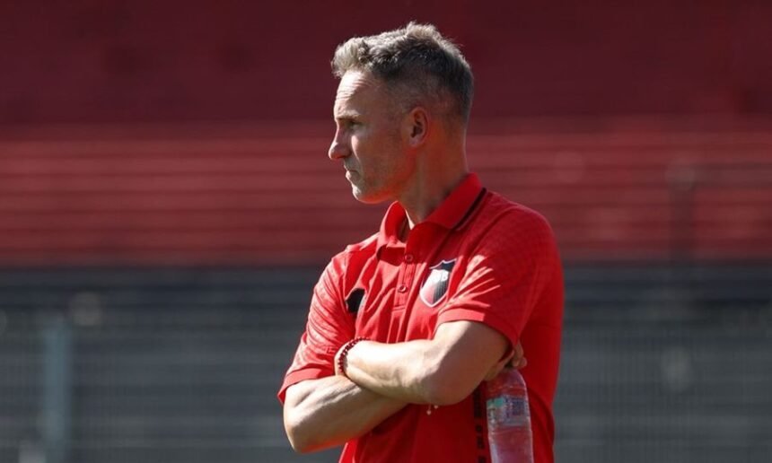 Lucas Bernardi, exjugador y actual entrenador, en una práctica con Newell’s Old Boys durante su etapa al frente del equipo rosarino.