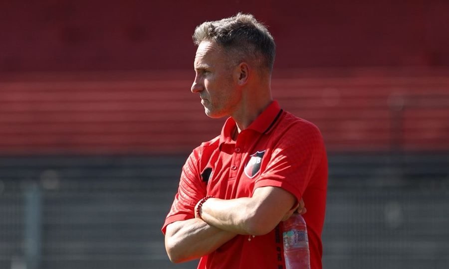 Lucas Bernardi, exjugador y actual entrenador, en una práctica con Newell’s Old Boys durante su etapa al frente del equipo rosarino.