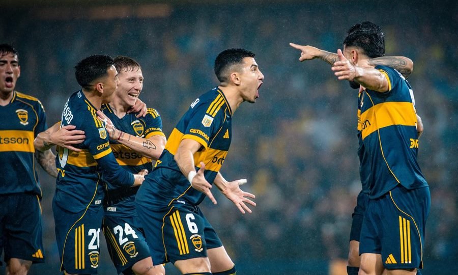 Boca Juniors celebrando uno de los cinco goles en La Bombonera, en una noche que lo dejó como líder del Torneo Clausura. Foto: prensa Boca Juniors.