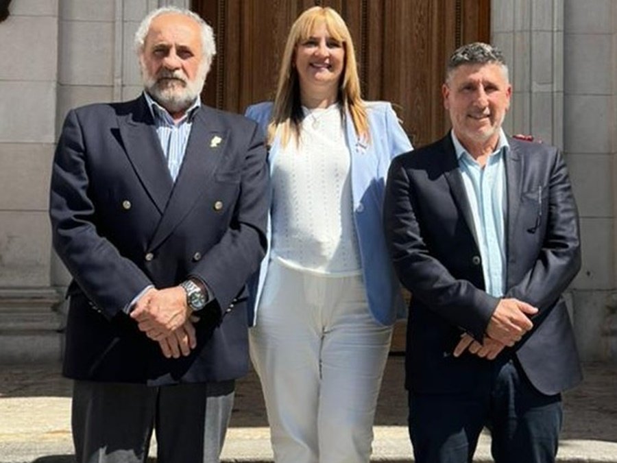 Los diputados Omar Paredes, Edgardo Porfiri y Beatriz Brouwer integran el nuevo interbloque “Unite por Santa Fe” en la Cámara de Diputados provincial.