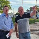 El senador Rodrigo Borla junto al presidente comunal de Marcelino Escalada, Gerardo Lazzarini, durante la entrega del aporte provincial para obras viales.