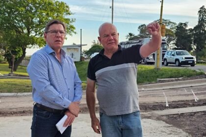 El senador Rodrigo Borla junto al presidente comunal de Marcelino Escalada, Gerardo Lazzarini, durante la entrega del aporte provincial para obras viales.