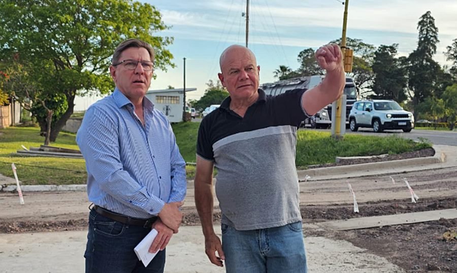 El senador Rodrigo Borla junto al presidente comunal de Marcelino Escalada, Gerardo Lazzarini, durante la entrega del aporte provincial para obras viales.