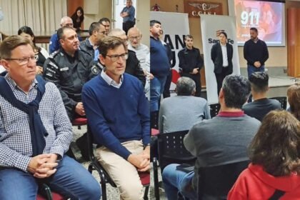 El senador provincial Rodrigo Borla durante una charla informativa sobre el sistema de denuncias 911 en San Justo.