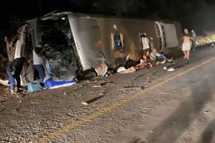El colectivo había chocado contra un terraplén y terminado volcado al borde de la ruta.