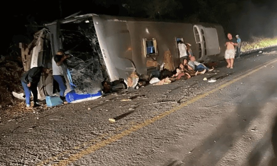 El colectivo había chocado contra un terraplén y terminado volcado al borde de la ruta.