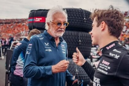 Flavio Briatore y Franco Colapinto, dos generaciones unidas por la estrategia y la tensión en el mundo de la Fórmula 1.