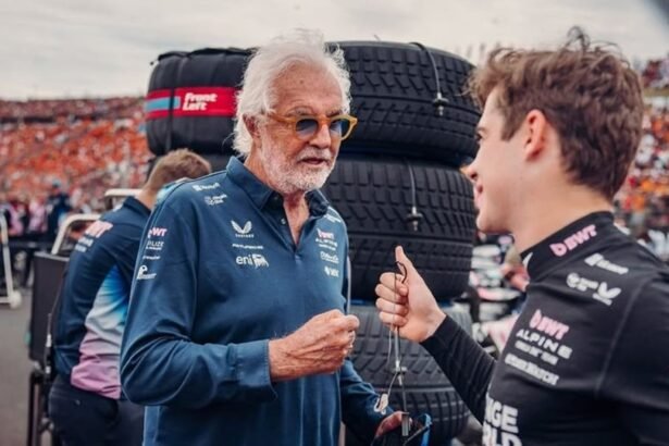 Flavio Briatore junto a Franco Colapinto durante una jornada de trabajo en Alpine.