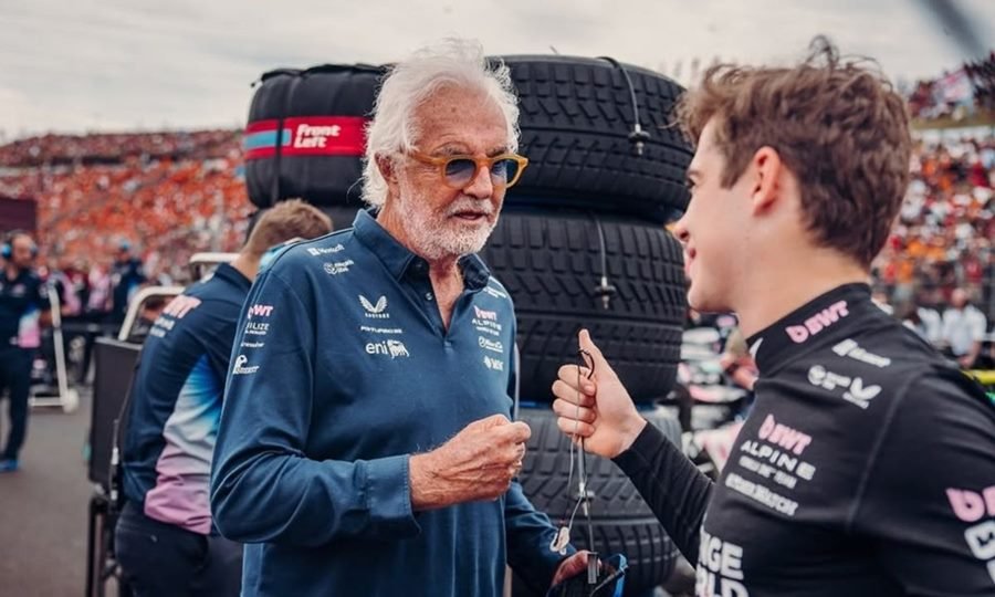 Flavio Briatore junto a Franco Colapinto durante una jornada de trabajo en Alpine.