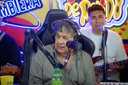 Cacho Deicas, figura histórica de la música tropical argentina, en una presentación en vivo (Foto de archivo ilustrativa).