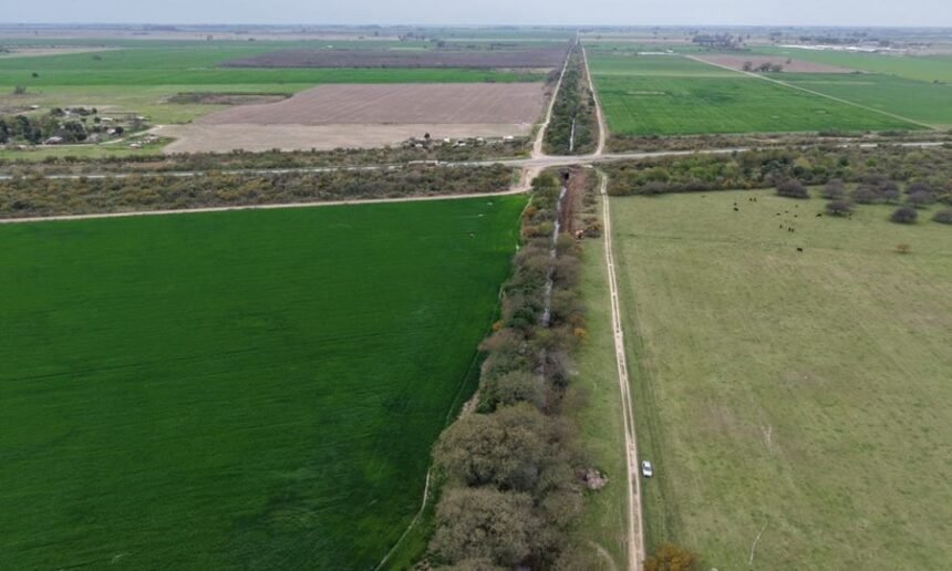 La obra hídrica va a mejorar el escurrimiento hacia el Río Salado, beneficiando a las localidades de Candioti, Laguna Paiva, Arroyo Aguiar, Recreo y Monte Vera.