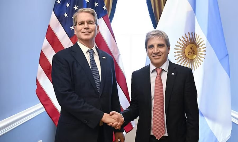 El ministro de Economía, Luis Caputo, y el secretario del Tesoro de Estados Unidos, Scott Bessent, durante un encuentro bilateral.
