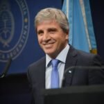 Luis Caputo durante una conferencia de prensa en el Ministerio de Economía.