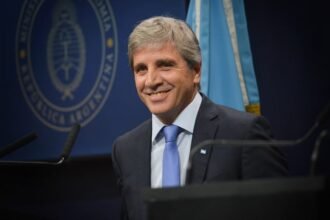 Luis Caputo durante una conferencia de prensa en el Ministerio de Economía.