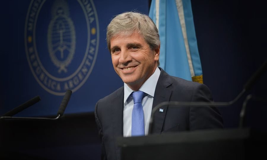 Luis Caputo durante una conferencia de prensa en el Ministerio de Economía.